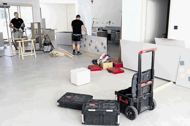 Zunanjost novega doma upokojencev v Dravljah je praktično že končana, delavci zdaj v prostorih že nameščajo pohištvo.