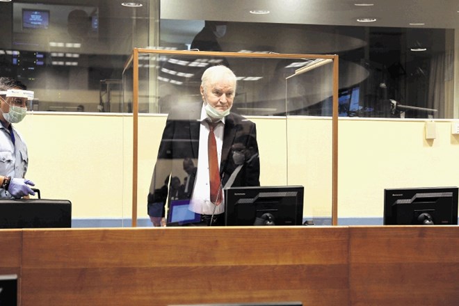 Ratko Mladić je v sodno dvorano v Haagu prišel z masko na obrazu. Petčlanski pritožbeni senat bo za deset minut nagovoril...