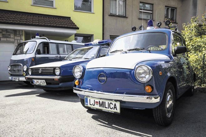 Starodobna policijska vozila so zasebna last zakoncev Pahor.