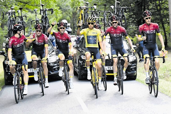 Kolumbijski kolesar Egan Bernal (v rumeni majici) se je s sotekmovalci iz ekipe Ineosa takole veselil zmage v skupnem...