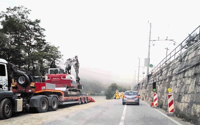 Junija je DRI začel težko pričakovano rekonstrukcijo ceste med Zidanim Mostom in Radečami, zato je tam promet urejen...