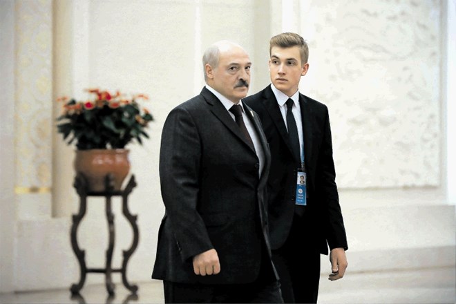 Beloruski predsednik Aleksander Lukašenko in njegov sin Nikolaj
