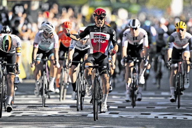 Avstralski kolesar Caleb Ewan (Soudal-Lotto, v ospredju) se je včeraj na cilju v Sisteronu takole veselil četrte etapne zmage...