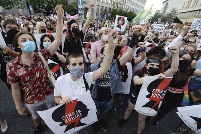 Ob napovedanem odstopu od istanbulske konvencije se je več tisoč Poljakov zbralo na protestih po vsej državi.