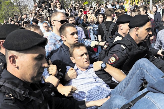 Na fotografiji iz leta 2018 policija odnaša Alekseja Navalnega  z moskovskih protestov proti predsedniku Putinu. Nemčija...