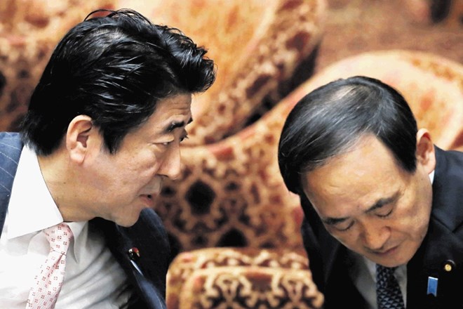 Šinzo Abe (levo) in njegov šef kabineta in svetovalec   Jošihide Suga, najverjetnejši naslednik na premierskem položaju.