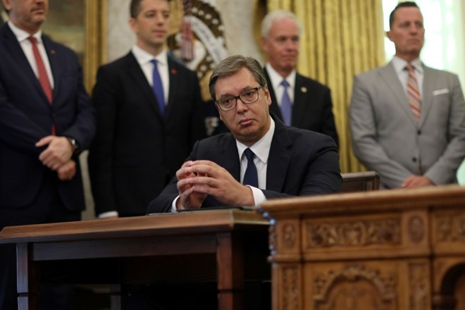 Srbski predsednik Aleksandar Vučić med podpisovanjem sporazuma s Kosovom v Ovalni pisarni Bele hiše.