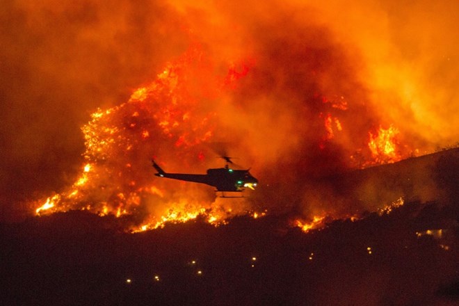 V Kaliforniji zaradi obsežnega požara rešujejo ljudi s helikopterji