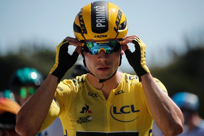 Primož Roglič je prvič začel etapo kot vodilni kolesar v skupni razvrstitvi na dirki po Franciji in je nosil rumeno majico.