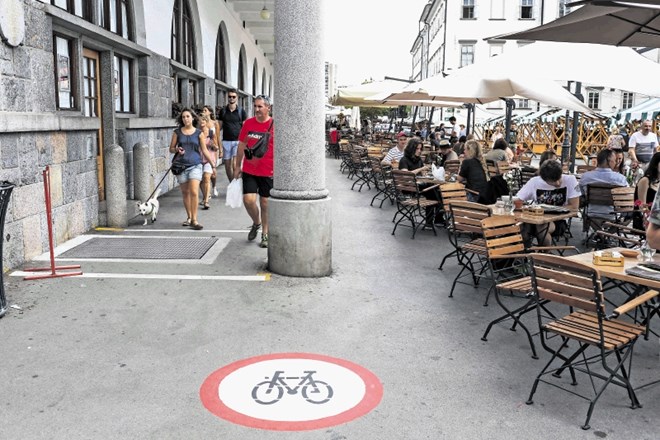 Na občini so lansko poletje ob Plečnikovih arkadah na osrednji ljubljanski tržnici zarisali talne označbe, ki kolesarje...
