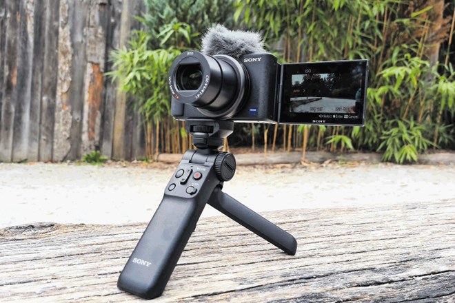Sonyjeva naprava zv-1 je videti kot fotoaparat, v resnici pa je zelo zmogljiva kompaktna videokamera.