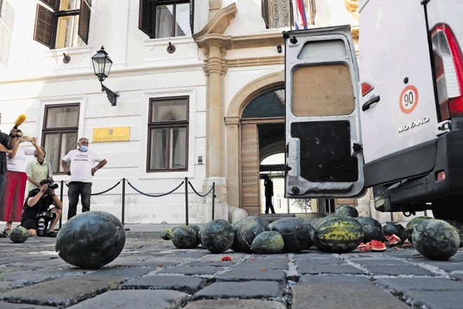 Organizacija Živi zid je pred zgradbo hrvaške vlade raztresla lubenice v znamenje podpore kmetom.