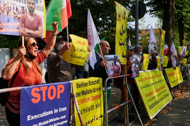 Tako so danes protestirali tudi pred iranskim veleposlaništvom v Berlinu.