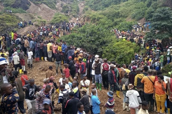 Po nesreči se je pri rudniku zbralo na stotine ljudi.