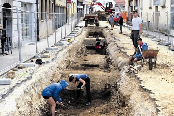 Po zaključenih raziskavah na Rozmanovi ulici (na sliki) arheologi nadaljujejo delo na križišču pri Knjižnici Mirana Jarca.