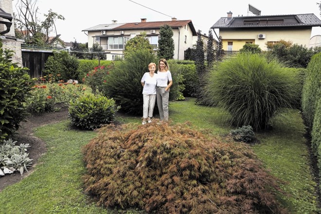 82-letna Ivanka Jeršin s hčerko Sonjo na vrtu, ki je letos dobil nagrado Olepševalnega društva Rožna dolina.