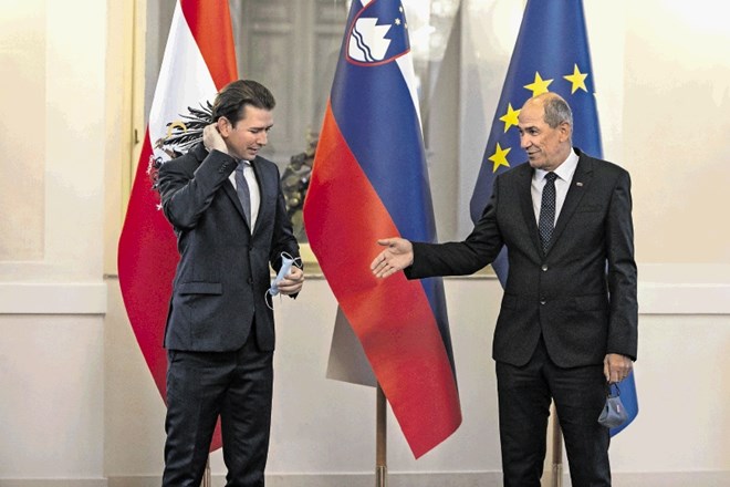 Premier Janez Janša je avstrijskemu kanclerju Sebastianu Kurzu ponudil roko, ta pa je zaradi preventivnih ukrepov vidno...