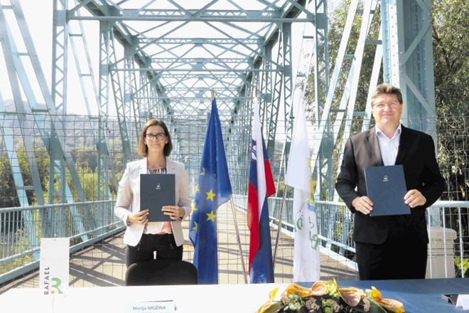 Pogodbo o obnovi železnega mostu čez Krko sta podpisala direktorica podjetja Rafael Marija Možina in brežiški župan Ivan...