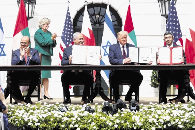 Sporazuma o normalizaciji odnosov med Izraelom ter Združenimi arabskimi emirati in Bahrajnom so podpisali pred Belo hišo.