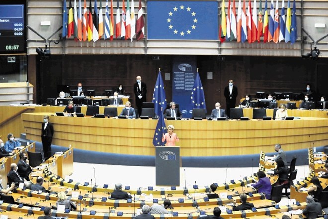 Ursula von der Leyen je pred evropskimi poslanci v Bruslju nizala gospodarske, politične in družbene cilje, ki bi jih...