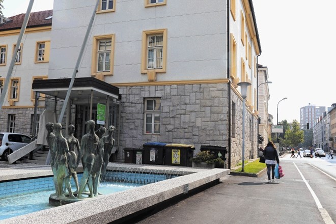 Trg z zaščiteno fontano pred stavbo Lekarne Ljubljana, ki ga bo ta očitno kupila od ljubljanske občine.