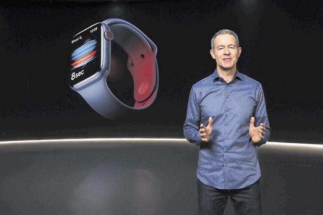 Ob odsotnosti iphonov je pozornost pripadla pametni uri apple watch series 6 (na sliki) in prenovljeni tablici ipad air.