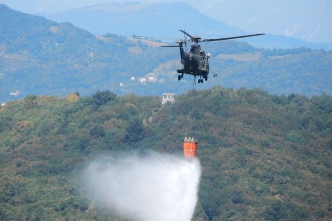 Pri gašenju požara je pomagal tudi helikopter slovenske vojske.