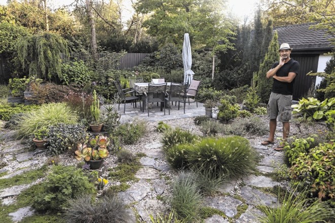 Arhitekt in krajinar Robert Drev je za lastnike atrijske hiše v Murglah oblikoval vrt brez zelene trate.