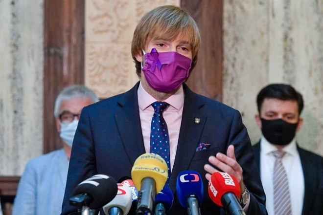 Na Češkem je danes v luči porasta števila okužb z novim koronavirusom odstopil češki minister za zdravje Adam Vojtech.