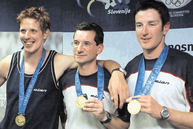Luka Špik, Rajmond Debevec in Iztok Čop so pred dvajsetimi leti takole pozirali z zlatimi olimpijskimi odličji z iger v...