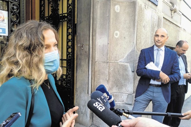 Obtoženi bivši bankir Matjaž Kovačič, danes na Dunaju zaposlen poslovni svetovalec, je pozorno poslušal okrožno tožilko Mojca...