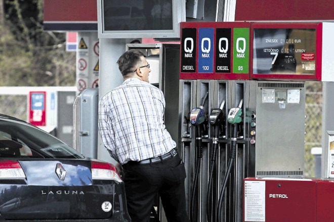 Vlada je cene goriv sprostila slab teden pred iztekom uredbe o oblikovanju cen naftnih derivatov. V Zvezi potrošnikov...