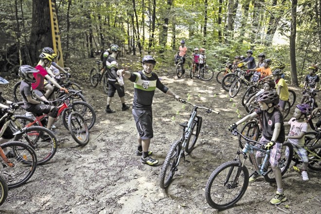 Gorsko kolesarstvo je tudi priljubljena počitniška dejavnost otrok, ki so letos poleti trenirali na Golovcu.