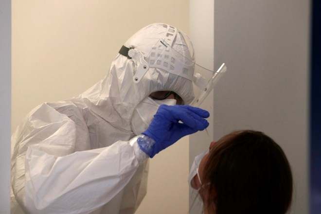 V ponedeljek potrdili 99 okužb z novim koronavirusom