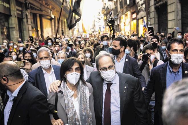 Zdaj že bivši katalonski predsednik Quim Torra s soprogo in obdan s pristaši na barcelonskih ulicah, potem ko mu je sodišče...