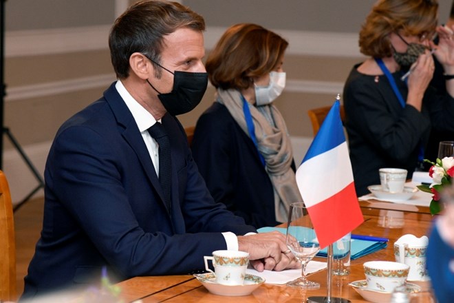 Macron na skeptičnem vzhodu brani svoj strateški dialog z Moskvo