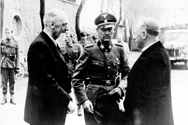 Vojaško sodišče je 30. avgusta 1946  Leona Rupnika (levo) zaradi izdaje in sodelovanja z okupatorjem obsodilo na smrt s...