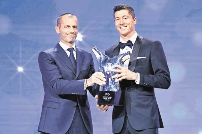 Predsednik Evropske nogometne zveze Aleksander Čeferin je včeraj v Nyonu čestital najboljšemu igralcu minule sezone Robertu...