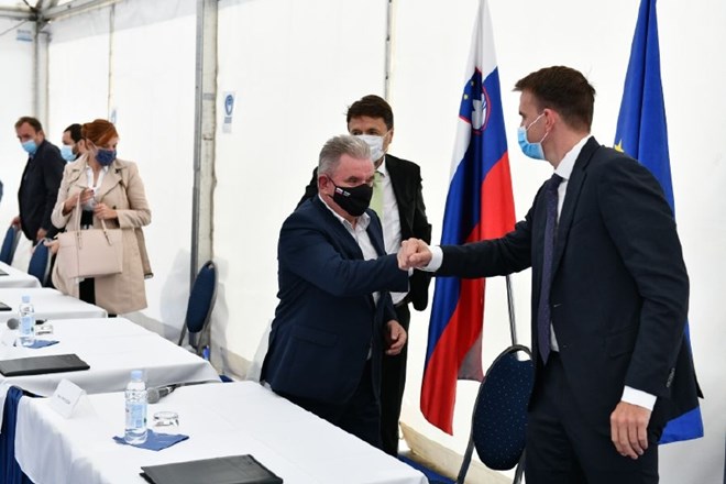 Takole sta se ob podpisu koncesijske pogodbe pozdravila minister za okolje Andrej Vizjak (levo) in direktor HSE Stojan...