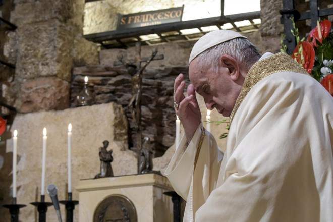Papež v Assisiju z novo encikliko o bratstvu in prijateljstvu 