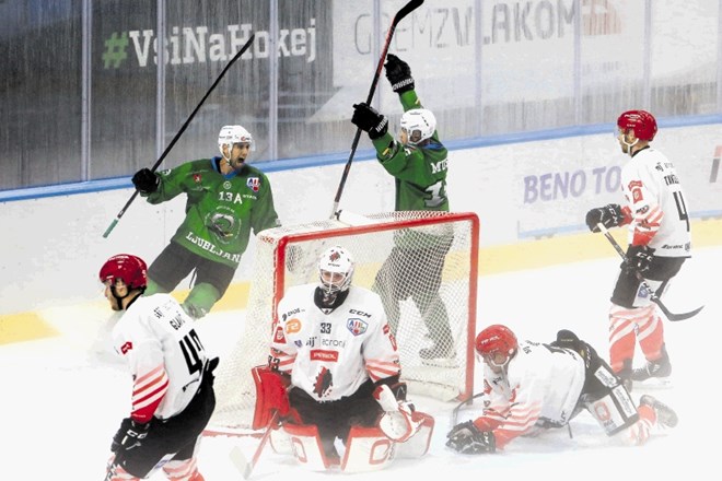 Hokejisti Olimpije (v zelenih dresih) so se v meglenem Tivoliju veselili visoke zmage proti Jesenicam.