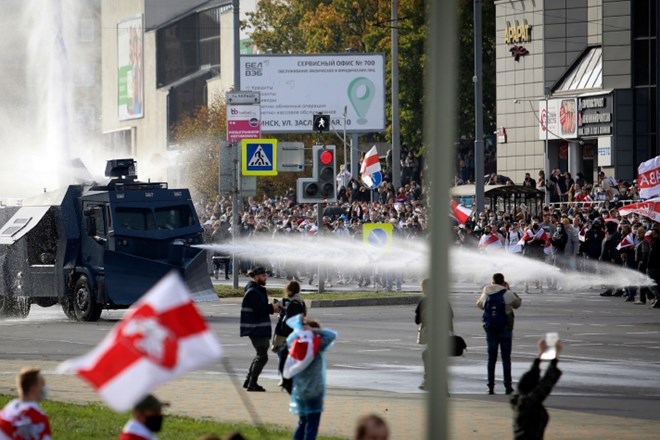 V Belorusiji na protestih aretirali več kot 300 ljudi 