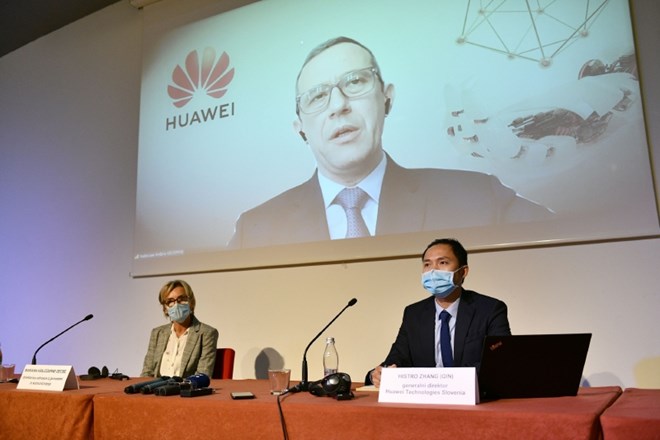 Novinarska konferenca predstavnikov družbe Huawei o domnevni nameri, da se omenjeno družbo opredeli za dobavitelja z visokim...
