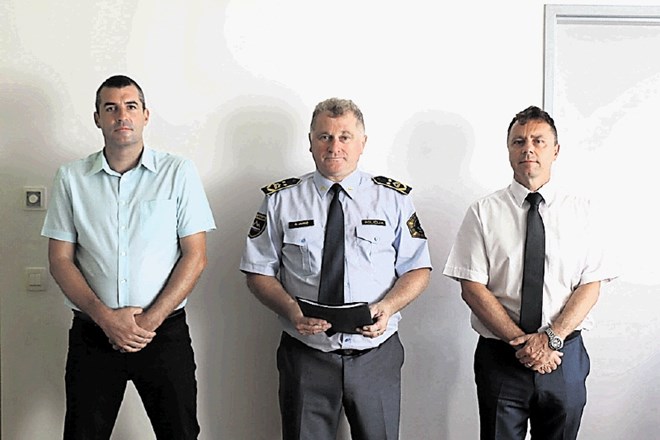 Vršilec dolžnosti direktorja NPU  Uroš Lepoša (levo)  je generalnemu direktorju policije Andreju Juriču poslal predlog za...