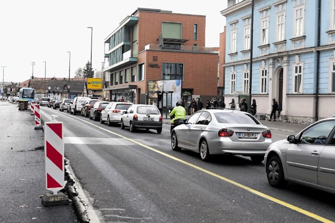 Na Tržaški cesti zaradi prenove kolesarskih površin in komunalne infrastrukture nastajajo zastoji, ki jih lahko od...