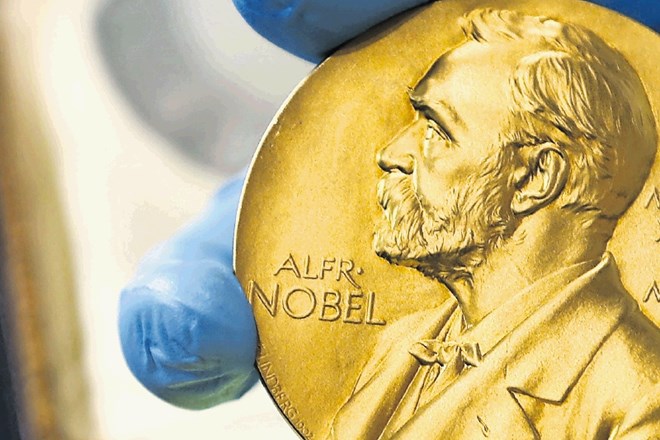 Lavreati Nobelove nagrade za mir prejmejo posebno medaljo in denarno nagrado, ki pa jo največkrat namenijo v dobrodelne...