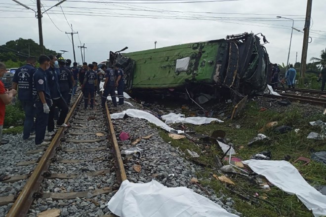 Reševalci napovedujejo povišanje števila smrtnih žrtev jutranje nesreče na Tajskem.