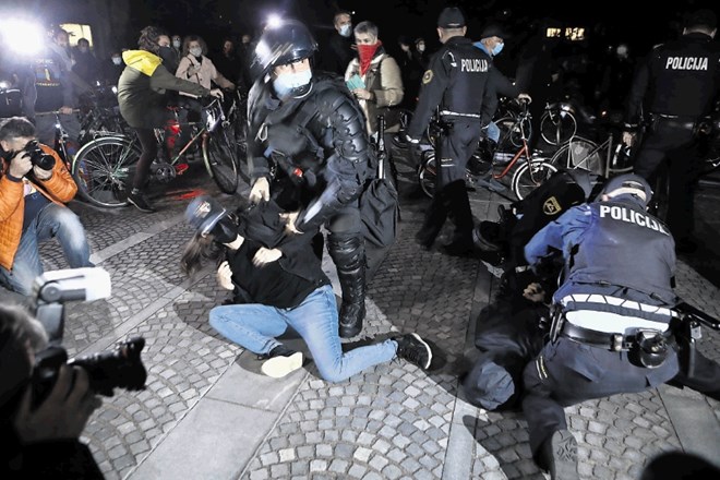 Policisti zavračajo očitke o nasilju nad protestniki.
