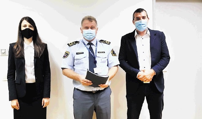Vršilec dolžnosti generalnega direktorja policije Andrej Jurič (na sredi) je Petro Grah Lazar (levo) imenoval za začasno...