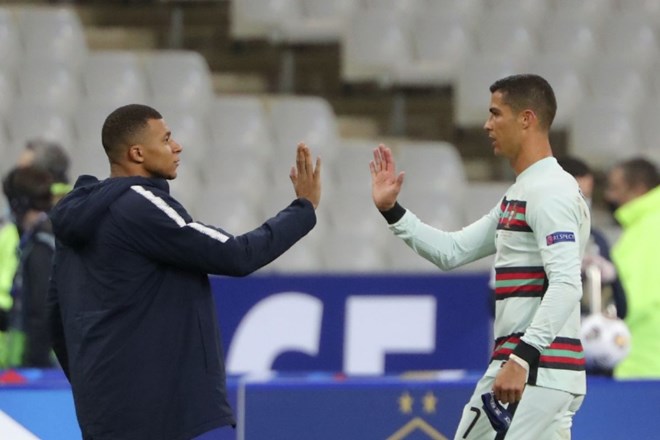 Cristiano Ronaldo je bil na tekmi s Francijo med drugimi v prijateljskem stiku s Kylianom Mbappéjem.